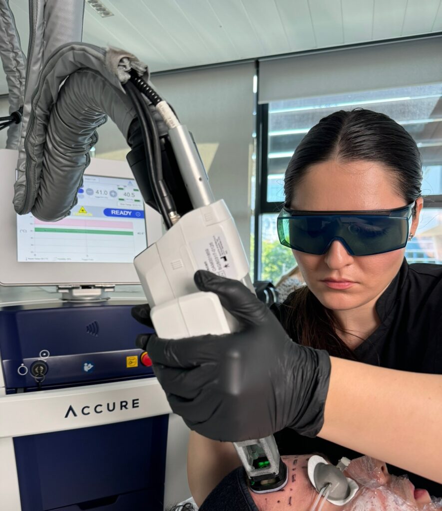 Procedură de tratament acnee cu Laser Accure în clinica Asterium HealthCare Procedură de tratament acnee cu Laser Accure în clinica Asterium HealthCare